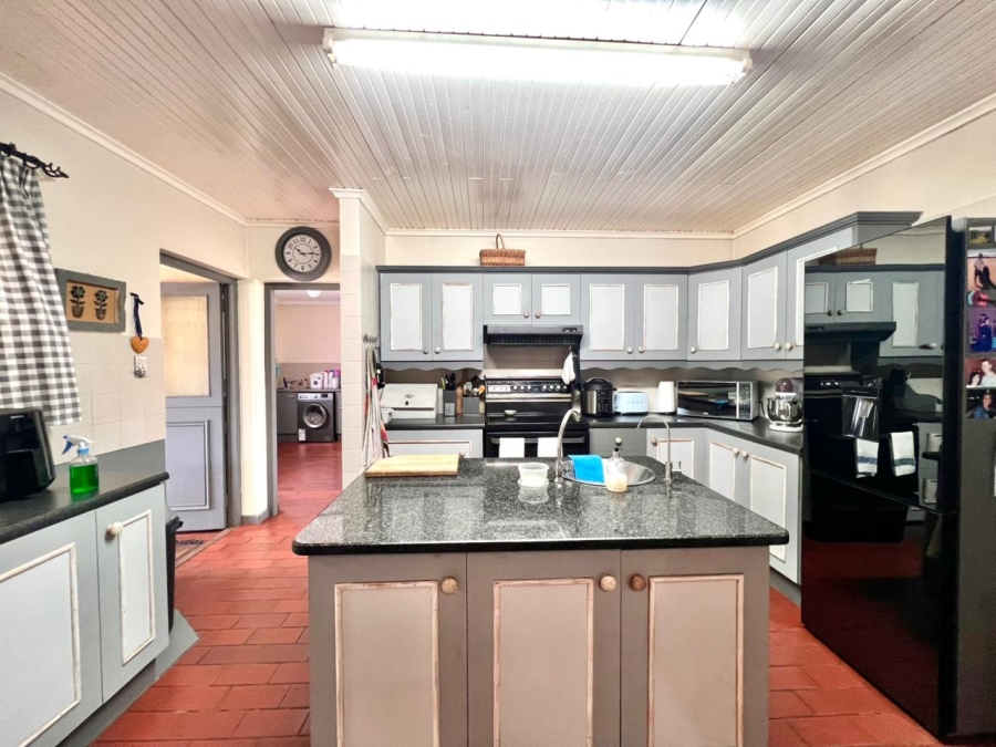 6 Bedroom Property for Sale in Noorsekloof Eastern Cape